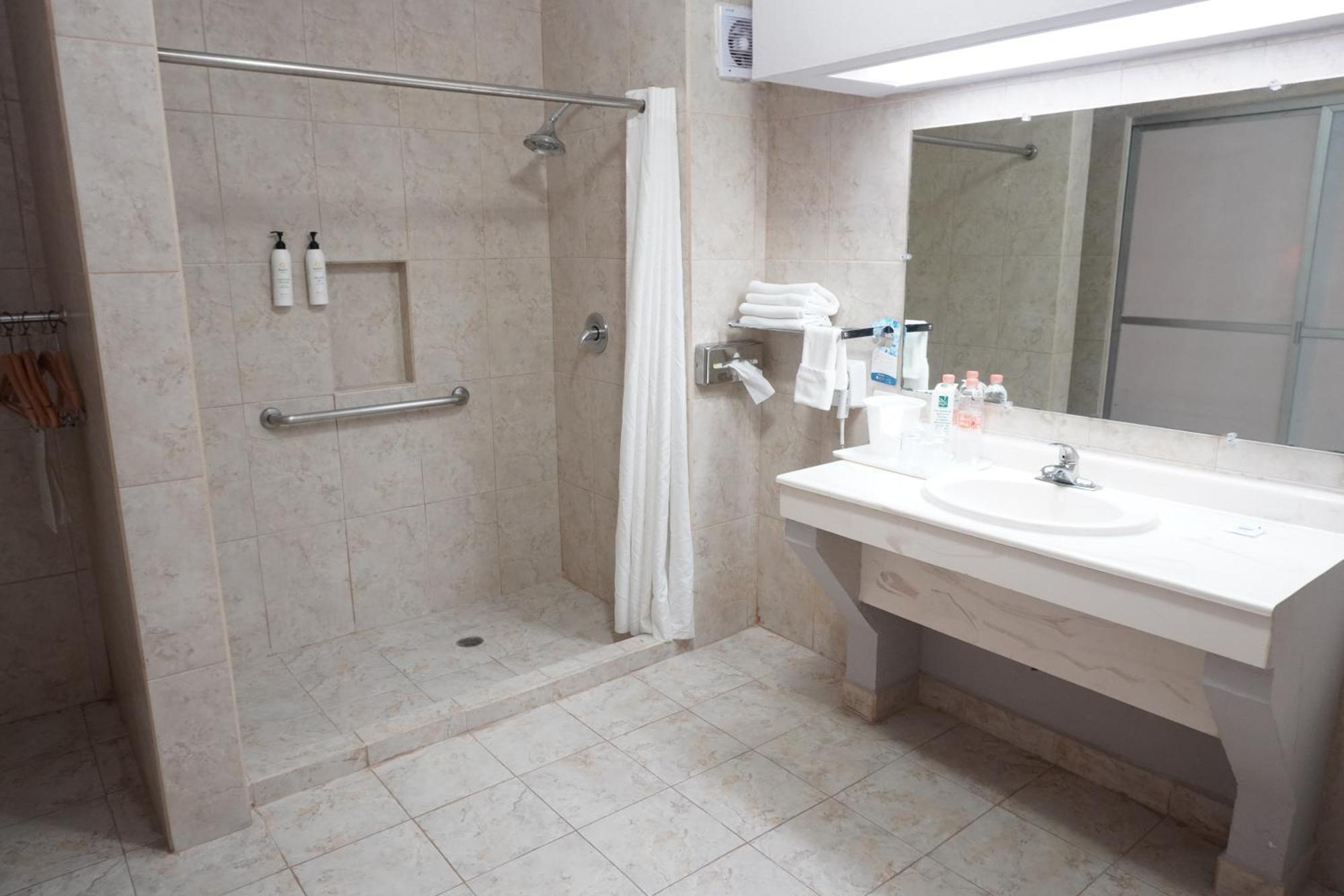 Quality Inn Piedras Negras Bagian luar foto